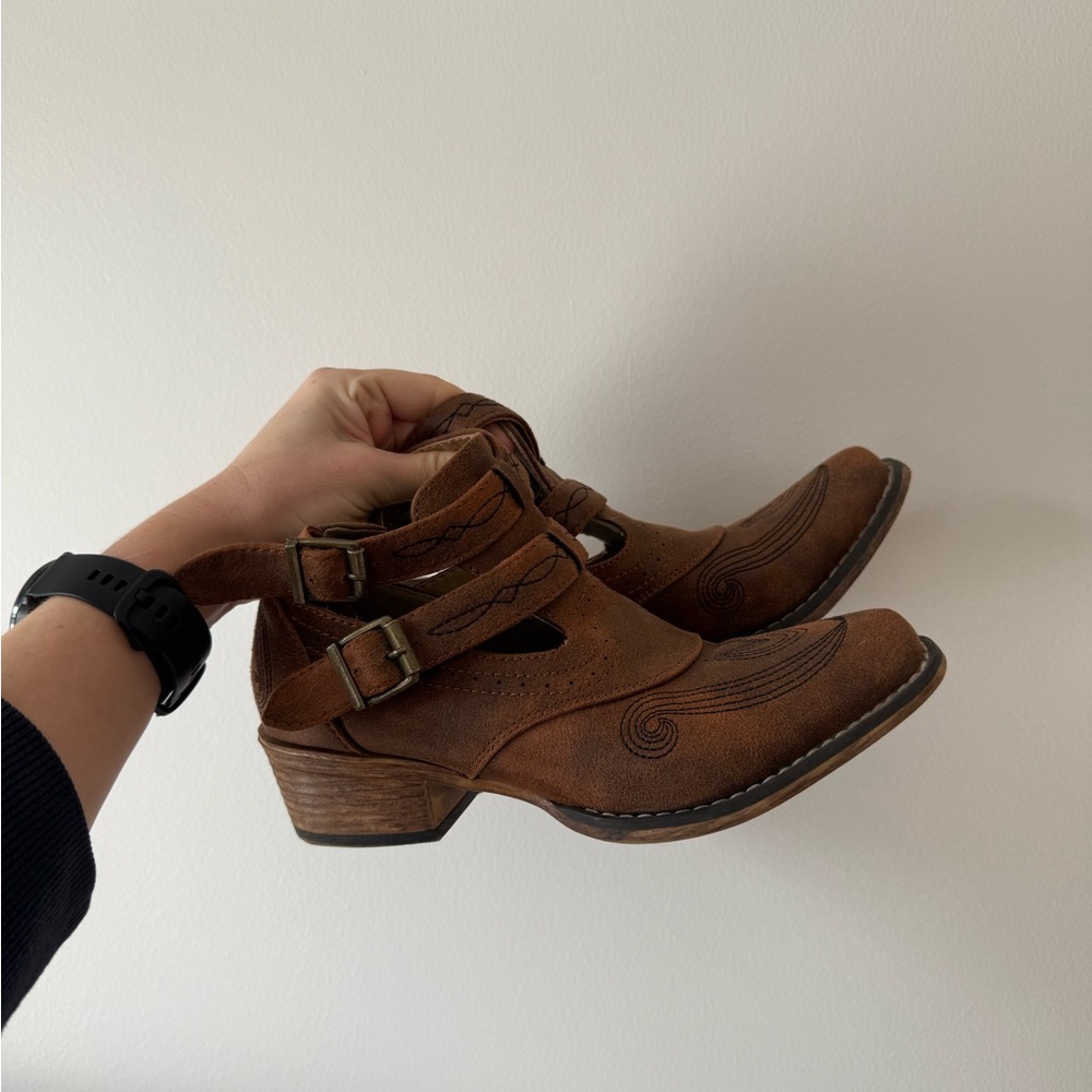 ROPER WOMEN'S VINTAGE HARNESS STRAP FASHION BOOTIES - SNIP TOE SIZE 7 BOOT BARN